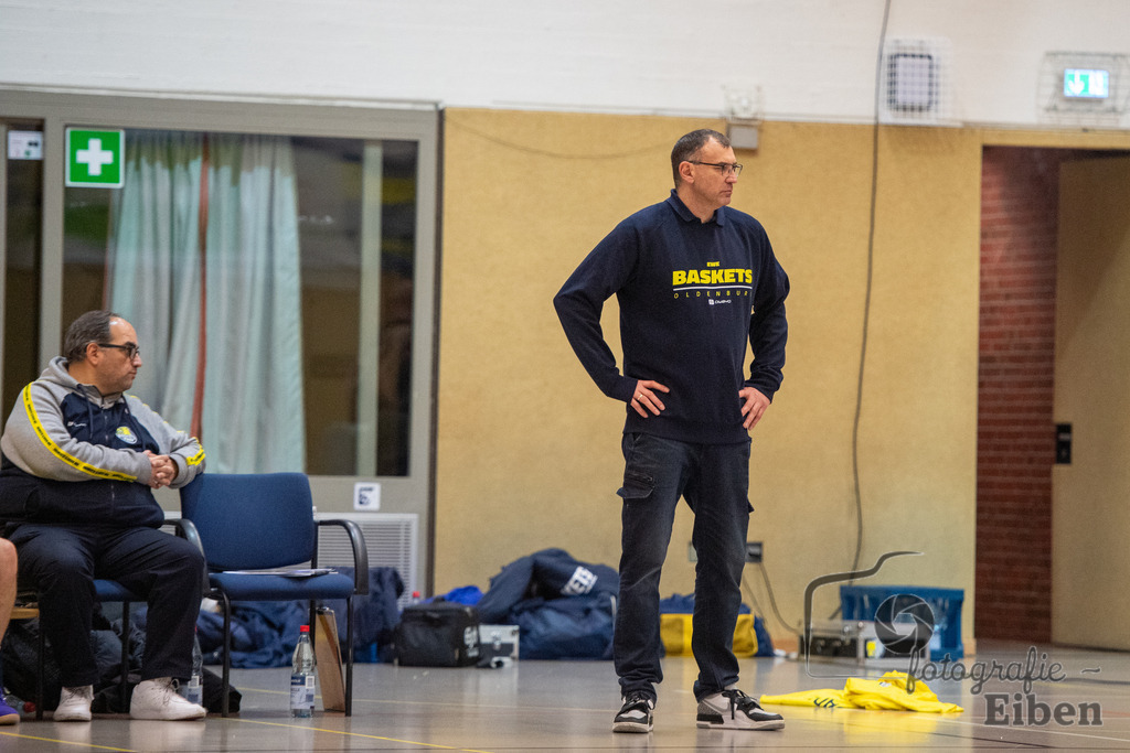 Baskets Juniors/TSG Westerstede-Rasta Vechta 3 | 1. Basketball-Regionalliga; Baskets Juniors/TSG Westerstede (gelb) - Rasta Vechta 3 (schwarz) am 18.01.2025 in Westerstede (Hössensporthalle), Photo: Philip Eiben 2025 - Realisiert mit Pictrs.com
