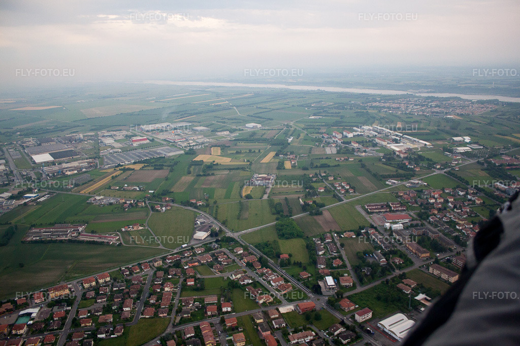 Vue aérienne: Vue de la ville à Maniago dans le département Pordenone, Italie. Photo: IMG_50445-2.jpg prise le 08/06/2012 par Werner Riehm/FLY-FOTO.eu – Résolution de l'original: 4752 x 3168 px