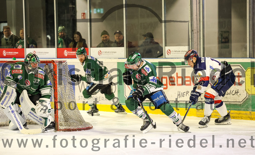 2024-01-05_021_TSV_Erding_gegen_VfE_Ulm-Neu-Ulm | Erding, Deutschland, 05.01.2024:
Eishockey, Bayernliga Vorrunde 2023 / 2024, 22. Spieltag, TSV Erding gegen VfE Ulm/Neu-Ulm, Endergebnis: 7:6

Torwart Dimitri Pätzold (Erding Gladiators, #32), Elias Maier (Erding Gladiators, #15)

Foto: Christian Riedel / fotografie-riedel.net