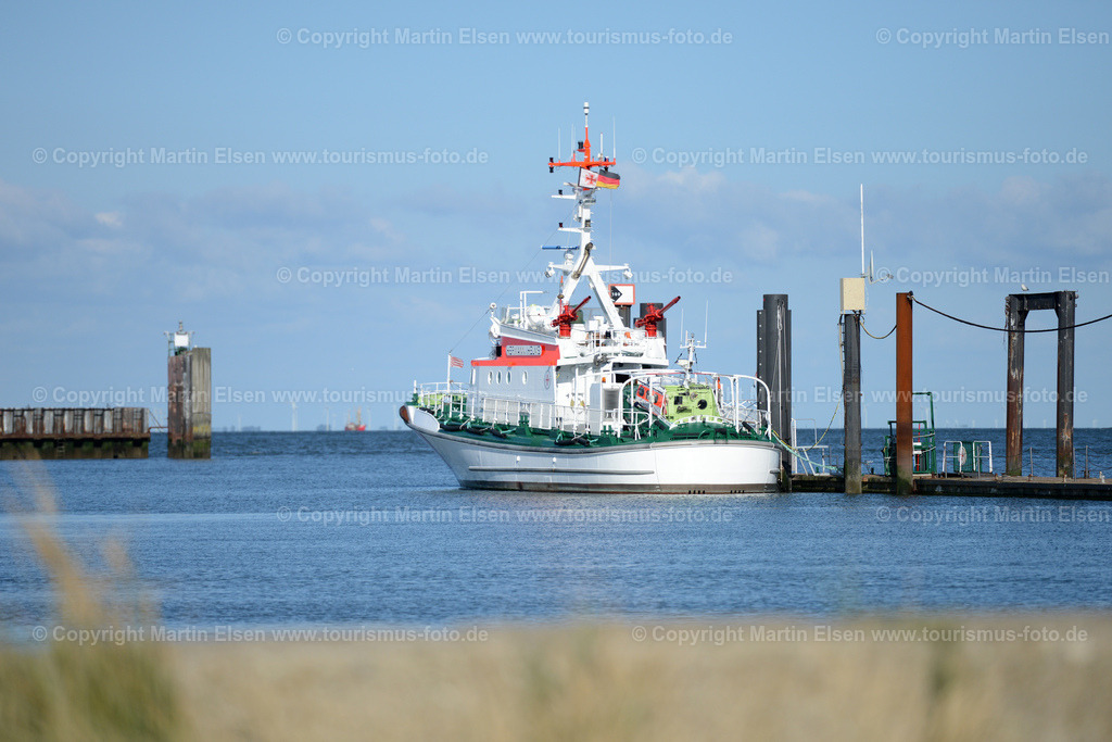 Cuxhaven_ELS_8559140831a | Cuxhaven - Aufnahmedatum: 26.08.2014, Aufnahmehöhe:  m, Koordinaten:  - , Bildgröße: 7072 x  4720 Pixel - Copyright 2014 by Martin Elsen, Kontakt: Tel.: +49 157 74581206, E-Mail: info@schoenes-foto.deSchlagwörter:Hafen,Alte Liebe,Schiffe,Meer,Container,Segelboot,Ferien,Kurort,Strand,Tourismus,Urlaub, - Realisiert mit Pictrs.com