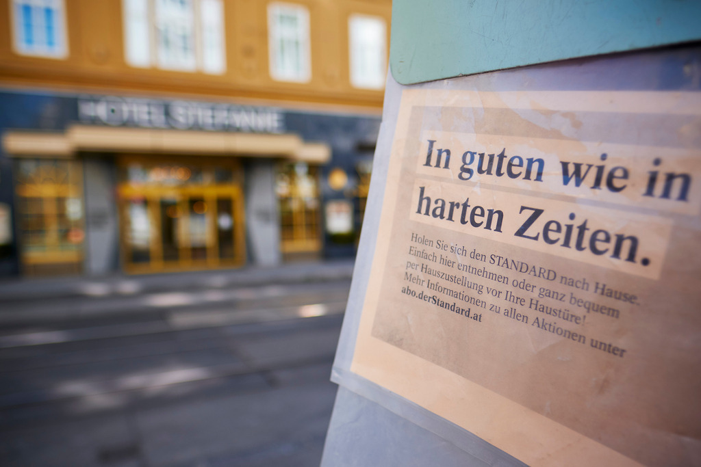 Geschlossenes Hotel mit Zeitungsstand  | Wien, Austria - April 07, 2020: Fotografische Eindrücke auf dem Weg von Floridsdorf zum Stephansplatz während der Corona-Krise; Geschlossenes Hotel mit Zeitungsstand im Vordergrund. - Realisiert mit Pictrs.com
