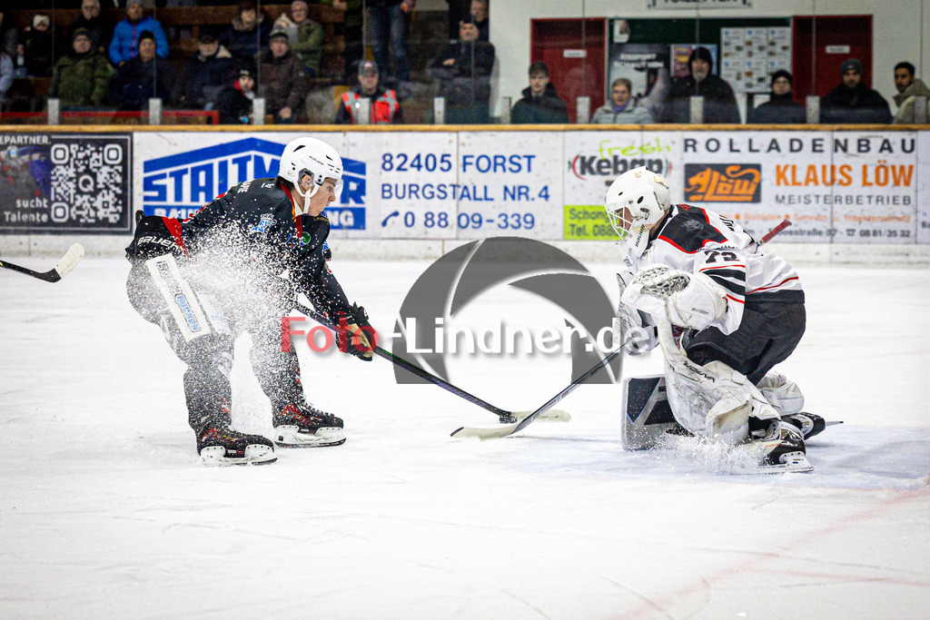 Peißenberg MINERS gegen EV Dingolfing ISAR RATS | Eishockey Bayernliga 2025/26 Vorrunde 28. Spieltag, Peißenberg MINERS gegen EV Dingolfing ISAR RATS, 20260118,Tor Filip KRIZ (MINERS 19),2026-01-18 in Peißenberg (flatbuy Arena Peißenberg), Filip KRIZ (MINERS 19), Alexander WUNDERLICH (Dingolfing Torwart 72)Copyright: WolfgangxLindner www.foto-lindner.de