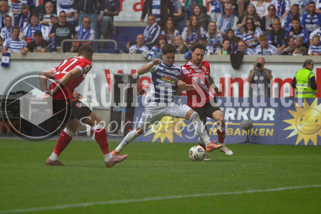 03.05.2026, GER, Fussball, Herren, 3. Liga, Saison 2025/2026, MSV Duisburg - FC Energie Cottbus | Mert Göckan (MSV Duisburg) und Simon Straudi (Cottbus) im Kampf um den Ball 