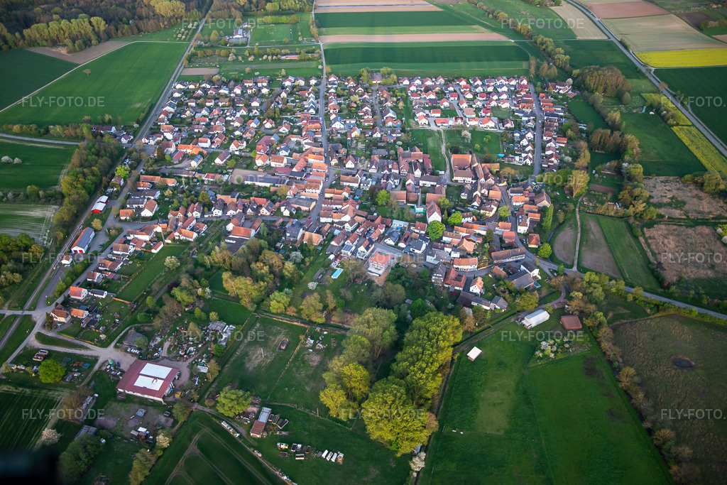 Luftbild: Ortsansicht von Westen in Barbelroth im Bundesland Rheinland-Pfalz in Deutschland. Foto: IMG_140271.jpg vom 11.04.2024 durch Werner Riehm/FLY-FOTO.de