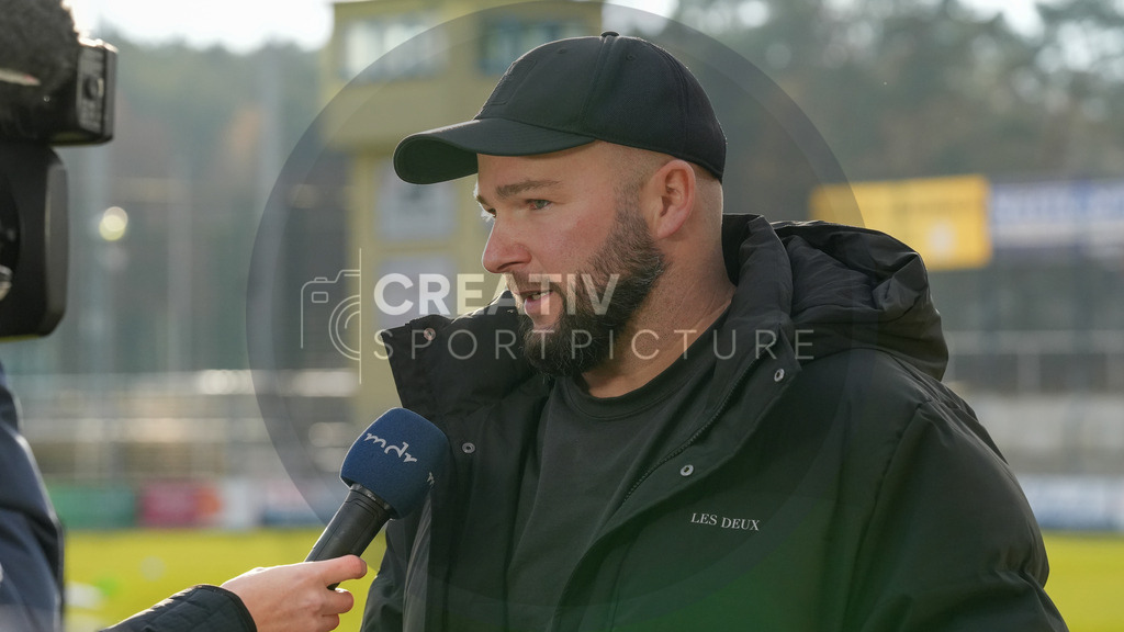 Fußball, Herren, Saison 2025/2026, Regionalliga Nordost, 18. Spieltag, FSV 63 Luckenwalde vs. FC Rot-Weiß Erfurt, Samstag 06.12.2025, Werner-Seelenbinder-Stadion Luckenwalde, | Fußball, Herren, Saison 2025/2026, Regionalliga Nordost, 18. Spieltag, FSV 63 Luckenwalde vs. FC Rot-Weiß Erfurt, Samstag 06.12.2025, Werner-Seelenbinder-Stadion Luckenwalde, Im Bild: Michael Braune (Trainer Luckenwalde) im Interview vor dem Spiel beim MDR. - Realisiert mit Pictrs.com