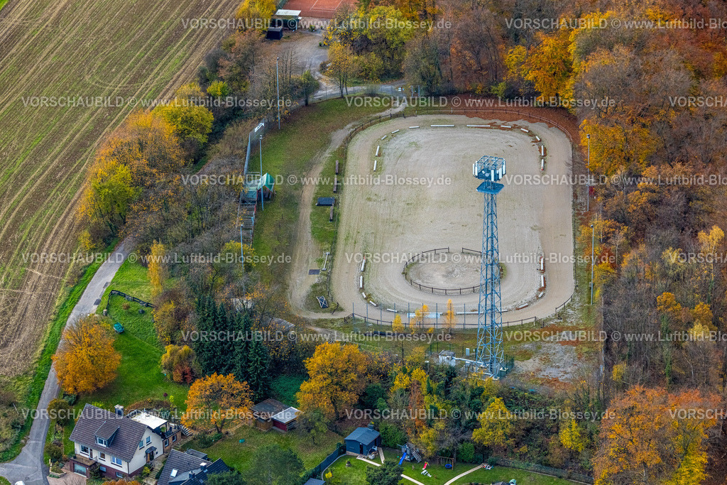 Hagen251101737 | Luftbild, Sportplatz Holthausen und Funkmast, Hegge, herbstliche Bäume, Hohenlimburg, Hagen, Ruhrgebiet, Nordrhein-Westfalen, Deutschland