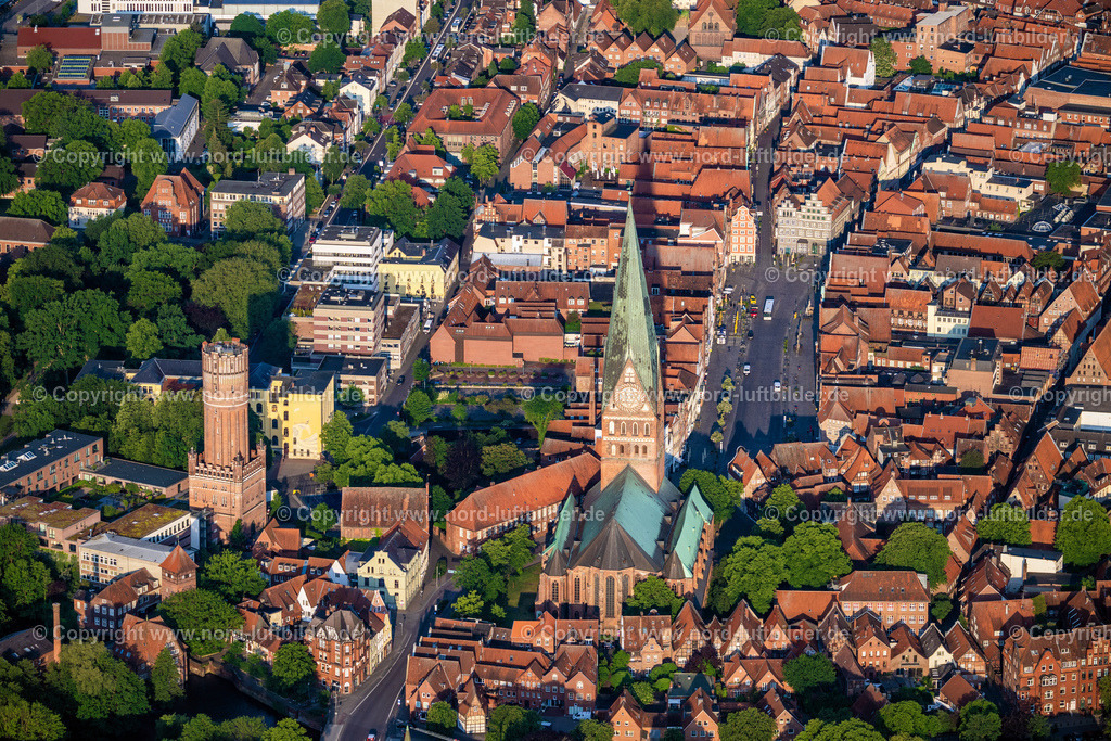 Lüneburg_St_Johanniskirche_Altstadt_ELS_9914050623 | LüNEBURG 05.06.2023 Kirchengebäude der " St. Johanniskirche " in der Altstadt in Lüneburg im Bundesland Niedersachsen, Deutschland. Weiterführende Informationen bei: Gemeindebüro St.-Johanniskirche. // Church building of the " St. Johanniskirche " in the old town in Lueneburg in the state Lower Saxony, Germany. Further information at: Gemeindebuero St.-Johanniskirche. Foto: Martin Elsen