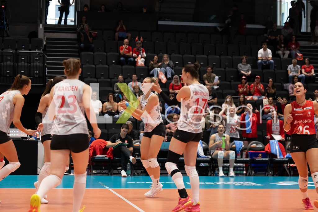 Georgia v Switzerland - CEV European League Women | KRIENS, SWITZERLAND - JUNE 12: SARINA WIELAND of Switzerland, FABIANA MOTTIS of Switzerland, SAMIRA SULSER of Switzerland, MÉLINE PIERRET of Switzerland and MERET AARDEN of Switzerland celebrating during the CEV European League match between Georgia and Switzerland at Pilatus Arena on June 12, 2026 in Kriens, Switzerland. - Realisiert mit Pictrs.com
