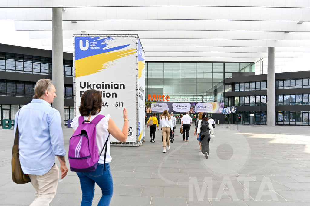 _DW03319 | Das Herz der internationalen Bio-Branche schlug vom 26.–29.07.2022 für vier Tage in Nürnberg. Die BIOFACH, Weltleitmesse für Bio-Lebensmittel, und die VIVANESS, Internationale Fachmesse für Naturkosmetik, meldet sich mit der einmaligen „Summer Edition“ zurück. Groß war die Wiedersehensfreude der über 24.000 Fachbesucher aus 137 Ländern. Im Fokus: Der persönliche Austausch, Networking und vertiefte Gespräche zu den Themen der Zeit. Aber auch: Neuheiten und Trends entdecken und eintauchen mit allen Sinnen in die Produktvielfalt der 2.276 Aussteller aus 94 Ländern. Nürnberg, 29.07.2022 - Realisiert mit Pictrs.com
