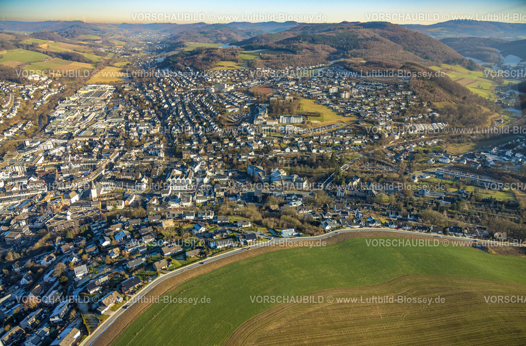 Meschede260104240 | Luftbild, Wohngebiet Meschede Ost und Hügellandschaft, Wiese am Langelohweg, Meschede-Stadt, Meschede, Sauerland, Nordrhein-Westfalen, Deutschland