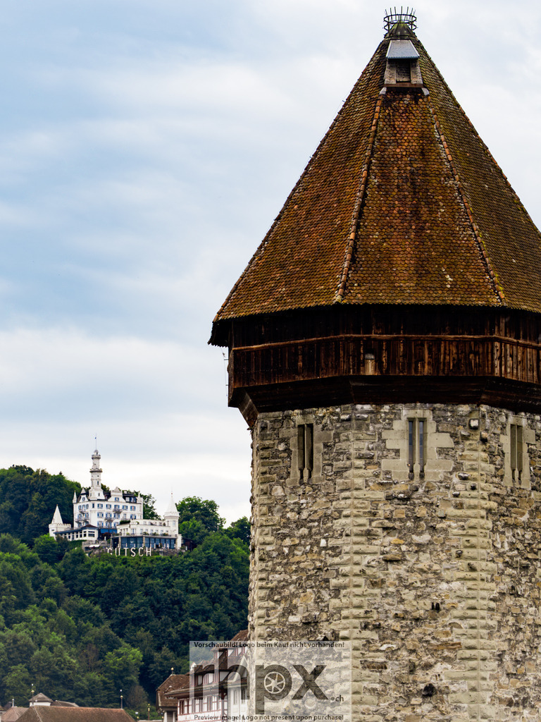 Wahrzeichen im Fokus | Stein. Beständigkeit. Geschichte.
Die detailreiche Nahaufnahme des Luzerner Wasserturms zeigt das beeindruckende Mauerwerk und das markante Ziegeldach dieses historischen Monuments. Im Hintergrund thront das weisse Schloss Gütsch als eleganter Kontrast über der grünen Waldlandschaft.
Wähle unter "Produktauswahl" dein Wunschformat: Vom klassischen Wandbild über Puzzle &amp; Tassen bis zum digitalen Download (z.B. als Handy-Hintergrund).

 - Realisiert mit Pictrs.com