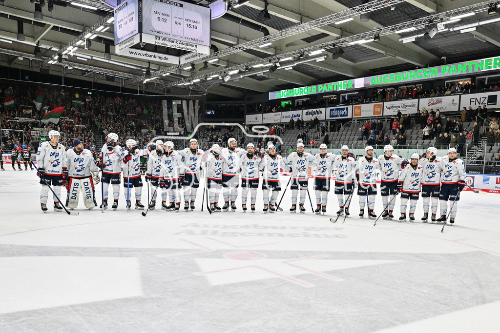 Augsburger Panther - Adler Mannheim | Die Spieler der Adler feiern zusammen mit den mitgereisten Fans den Sieg in Augsburg / DEL: Augsburger Panther - Adler Mannheim, Curt Frenzel Stadion am 16.02.2025