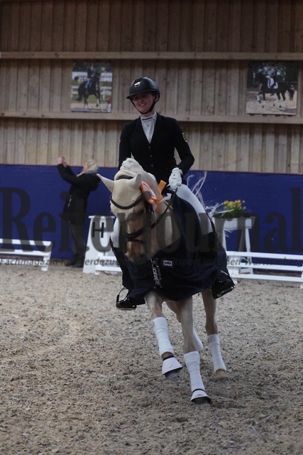 Zeutern_2025_Prfg.Nr.15_Pony-Dressurprfg.Kl._Siegerehrung_Prfg.Nr.15_Pony-Dressur_Kadersichtung (9) | Alle Fotos der Reiterjournal Fotografin Doris Matthaes im Reiterjournal Online-Fotoshop. - Realisiert mit Pictrs.com