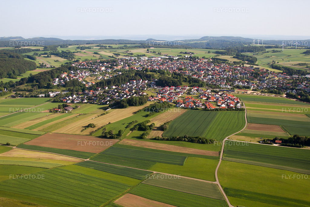 Luftbild: Ortsansicht von Norden im Ortsteil Feldstetten in Laichingen im Bundesland Baden-Württemberg in Deutschland.Foto: IMG_67323.jpg vom 08.06.2014 durch Werner Riehm/FLY-FOTO.deAuflösung des Originals: 4752 x 3168 px