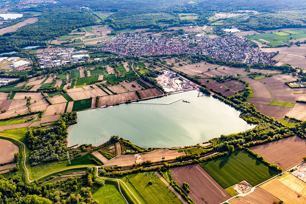 Luftbild: Baggersee der HBM Hagenbacher Bau Mineralstoffe in Hagenbach im Bundesland Rheinland-Pfalz in Deutschland. Foto: IMG_126903.jpg vom 28.05.2021 durch Werner Riehm/FLY-FOTO.de