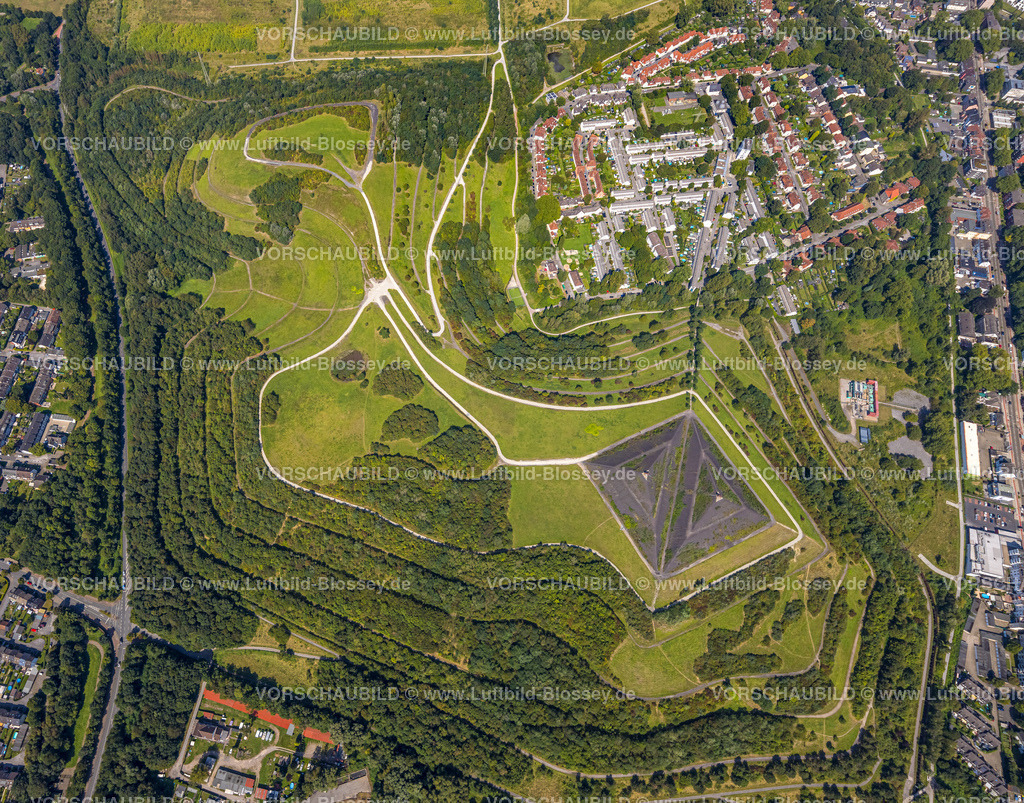 Gelsenkirchen240807452GE-Nord | Luftbild, Halde Rungenberg, auch Rungenberghalde, mit zwei aufgeschütteten Dreieckspyramiden für Lichtinstallation Nachtzeichen, Bergmannssiedlung Schüngelberg, Buer, Gelsenkirchen, Ruhrgebiet, Nordrhein-Westfalen, Deutschland