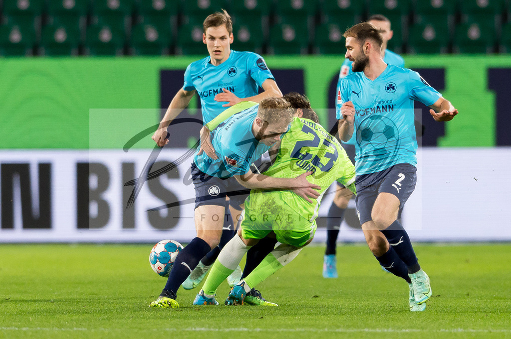 WOBFUE20220206_011 | Fussball, Herren: Sebastian Griesbeck (SpVgg Greuther Fuerth) und Jonas Wind (VfL Wolfsburg) im Zweikampf bei dem Spiel der 1. Bundesliga zwischen VfL Wolfsburg und SpVgg Greuther Fuerth in der Volkswagen Arena am 06.02.2022 in Wolfsburg, Deutschland.DFB / DFL REGULATIONS PROHIBIT ANY USE OF PHOTOGRAPHS AS IMAGE SEQUENCES AND/OR QUASI-VIDEO. - Realisiert mit Pictrs.com