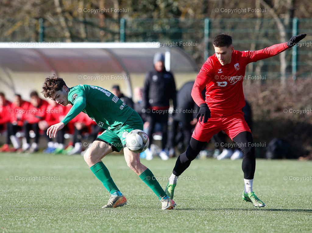 A_LUI_01022025_00008 | SPORT FUSSBALL TESTSPIEL ASKOE OEDT -SV HAIDLMAIR GRUEN WEISS MICHELDORF 01.02.2025 IM BILD : ARNE AMMERER  (OEDT) UND MANUEL RAMSKOGLER (MICHELDORF) FOTO:FOTOLUI
