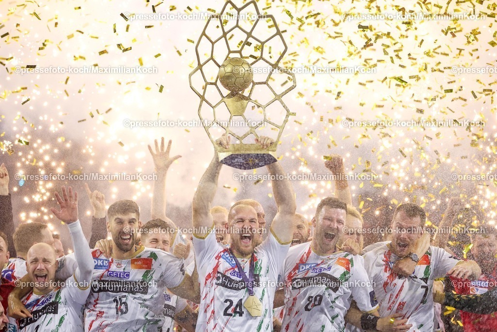 KoeEHF15062502090 | 15.06.2025, Handball, Finale TruckScout24 EHF FINAL4, LANXESS arena Köln, Füchse Berlin - SC Magdeburg: SC Magdeburg ist Champions League Sieger - Siegerehrung Ehrung Pokalübergabe nach dem Spiel. Die Mannschaft feiert den SIeg. Christian O Sullivan (Magdeburg #24) nimmt den Pokal entgegen 