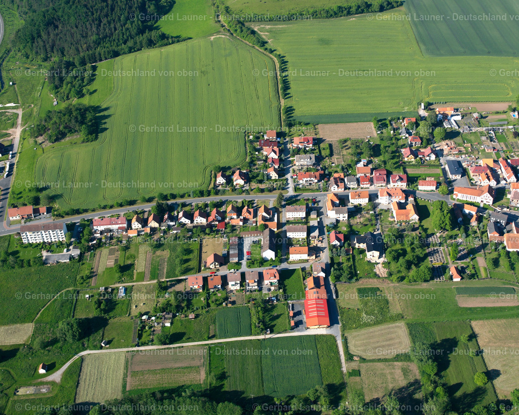 2634661 | GROßTöPFER 09.06.2006 Landwirtschaftliche Nutzflächen und Feldgrenzen  umsäumen das Siedlungsgebiet des Dorfes in Großtöpfer im Bundesland Thüringen, Deutschland // Agricultural land and field boundaries surround the settlement area of the village  in Großtöpfer in the state Thuringia, Germany Foto: Gerhard Launer