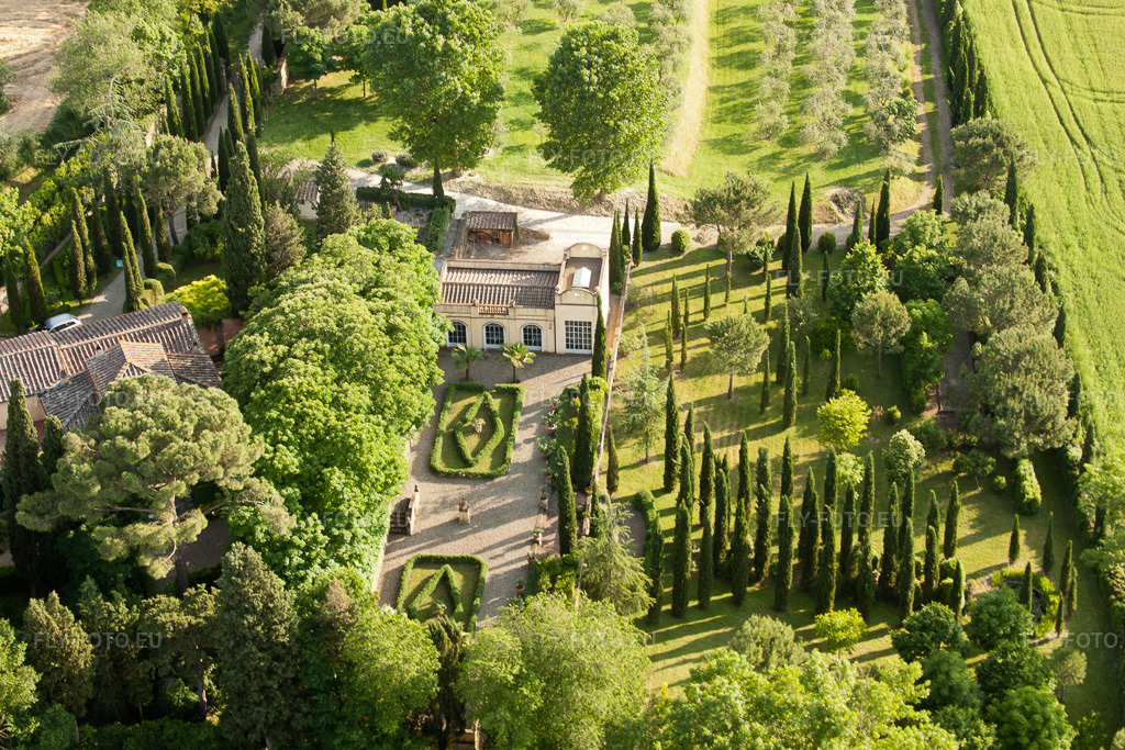 Vue aérienne: Vue de la ville à Creti dans le département Toscane, Italie. Photo: IMG_27806.jpg prise le 29/05/2010 par Werner Riehm/FLY-FOTO.eu – Résolution de l'original: 4079 x 2719 px