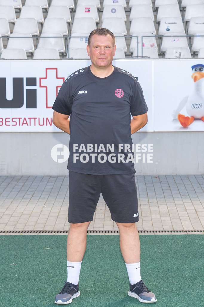Rot-Weiss Essen; 3. Liga, Portraettermin 2026/2027, Foto: Eibner-Pressefoto/Fabian Friese | UWE KOSCHINAT (Cheftrainer),Rot-Weiss Essen; 3. Liga, Portraettermin 2026/2027, Foto: Eibner-Pressefoto/Fabian Friese - Realisiert mit Pictrs.com