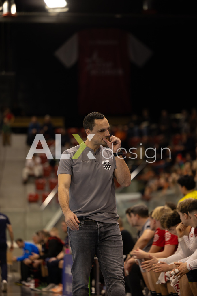 Handballen I Herren I Saison 2025-2026 I Quickline Handball League 2026 | Men I 18. Spieltag I Pfade Winterthur - Kadetten Schaffhausen I 20.12.2025 | Goran Cvetkovic (Pfadi Winterthur) - Trainer - Realisiert mit Pictrs.com