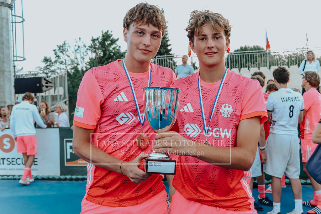 EM_MU18_F_GER-BEL_Lille_bearbeitet_Pokalbilder (53 von 137) | lanaschraderfotografie - Realisiert mit Pictrs.com