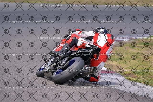 26bt05-1877 | markuskiefer.com - Realisiert mit Pictrs.com