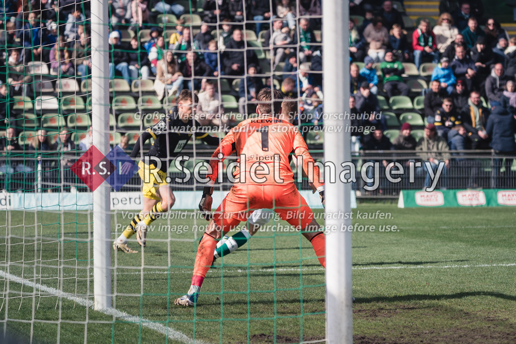 RS-1-044002 | Philipp Klewin (#1, Lübeck, Torwart) steht im Tor und beobachtet angespannt das Spiel.