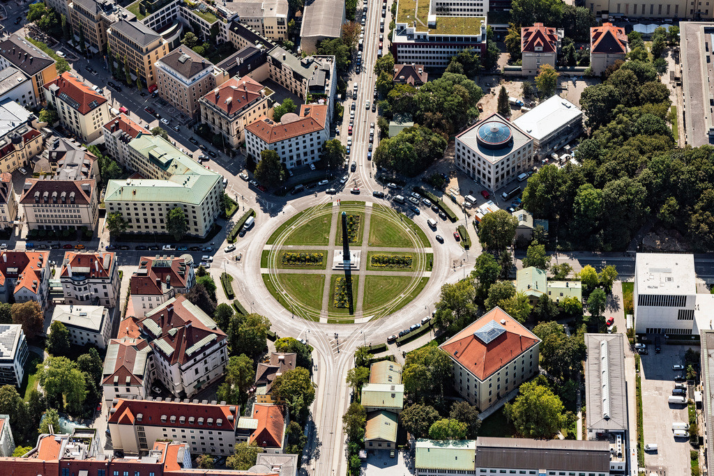 dr__0010017.jpg | MüNCHEN 18.09.2018 Blick auf den Karolinenplatz in München im Bundesland Bayern. Auf dem öffentlichen Platz im Stadtteil Maxvorstadt befindet sich ein 1833 enthüllter Obelisk, der an den Russlandfeldzug Napoleons von 1812 erinnert. // View of the Karolinenplatz in Munich in the state Bavaria. Foto: Daniel Reiter