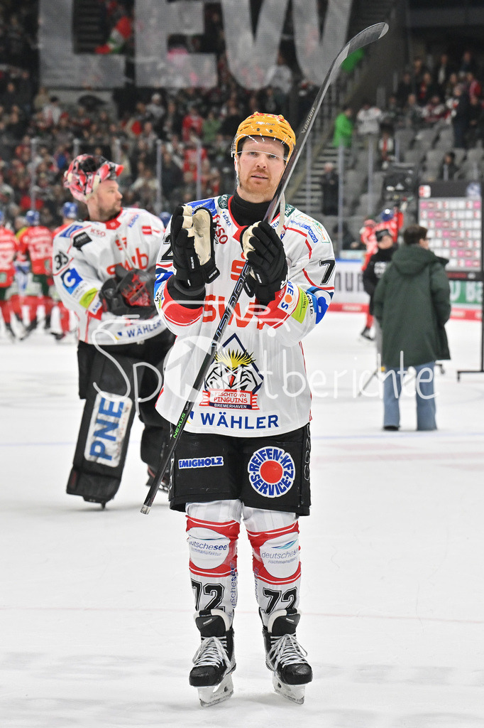 Augsburger Panther - Fischtown Bremerhaven | AUGSBURG, GERMANY - 25. JANUARY: die Spieler der Gäste bedanken bei den mitgereisten Fans nach dem 2-1 Auswärtssieg in Augsburg nach dem Match zwischen den Augsburger Panthern und den Fischtown Pinguins am 43. Spieltag der Penny DEL im Curt Frenzel Stadion  - Phillip BRUGGISSER (Fischtown Pinguins 72)