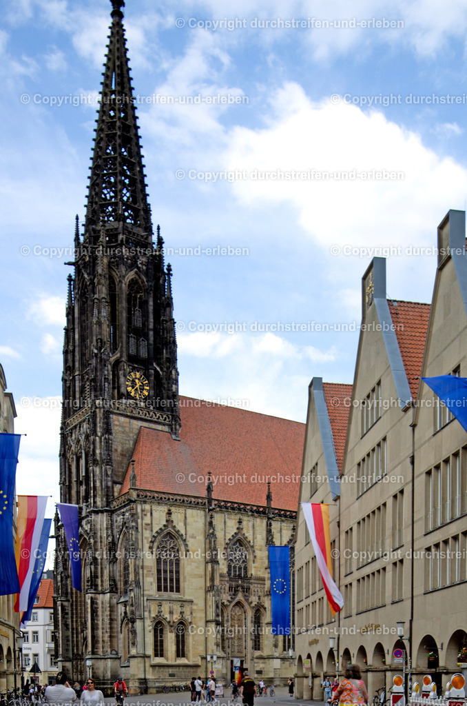 St. Lambertikirche in Münster am Prinzipalmarkt | St. Lamberti ist das bedeutendste Sakralbauwerk der westfälischen Spätgotik. Touristen sehen gerne die drei Käfige am Turm, wo der berühmte "Wiedertäufer" aus den 1530er Jahren nach seiner Folter gezeigt wurde. St. Lamberti is the most important sacral building of the Westphalian late Gothic. Tourists like to watch the three cages at the tower, where the famous "Wiedertäufer" from the 1530s were shown, after having been tortured. - Realisiert mit Pictrs.com