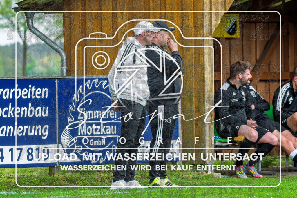 DSC_6048-Verbessert-RR | Axel Froehlich (FG Fulde-Stellichte - Trainer) und Sascha Bernholz beim Herren Kreisliga HK Spiel zwischen FG Fulde-Stellichte und TSV Wietzendorf im Fulder Zentralstadion, Fulde (Simon Paul Stopat) - Realisiert mit Pictrs.com
