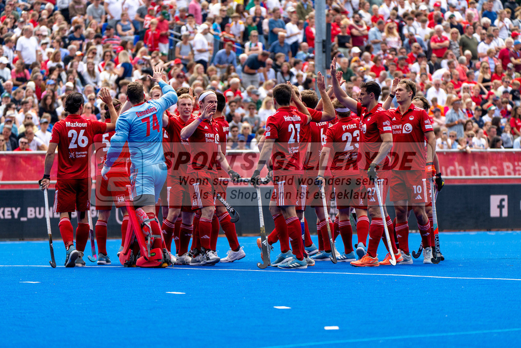 Final4_20250601-1336-HK108523 | Krefeld, Deutschland, 01.06.2025:  Feldhockey Final4 2025 – „Deutsche Feldhockey-Meisterschaften 2025“ Crefelder HTC - Rot-Weiss Köln (Finale Herren) im Gerd-Wellen-Hockeyanlage am 01.06.2025 in Krefeld, Deutschland. (Foto von Kramhöller/Fehrmann/Kaste)Krefeld, Germany, 01.06.2025: Feldhockey Final4 2025 – „Deutsche Feldhockey-Meisterschaften 2025“ Harvestehuder HTC - Düsseldorfer HC (Finale Damen) in Gerd-Wellen-Hockeyanlage at 01.06.2025 in Krefeld, Deutschland. (Foto from Kramhöller/Fehrmann/Kaste)