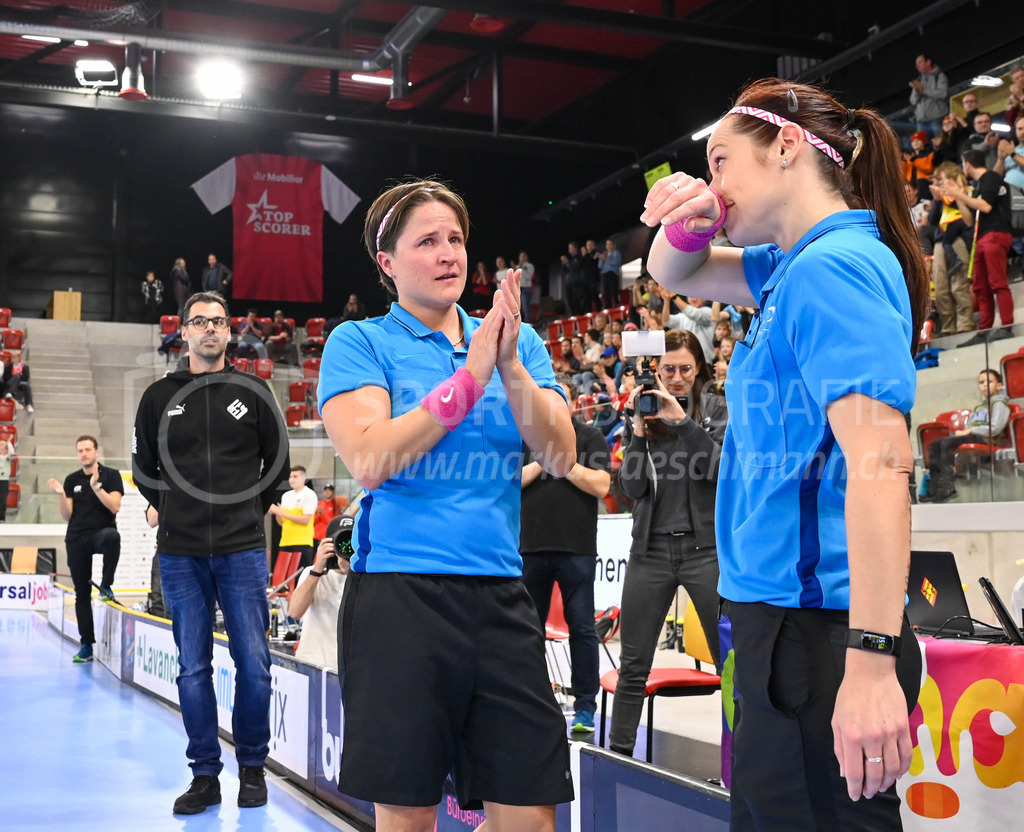 HC Rychenberg vs Floorball Köniz - 18. Dezember 2022 | HC Rychenberg vs Floorball Köniz
AXA Arena, Winterthur
Verabschiedung der Schiedsrichterinnen Corina Wehinger und Sandra Zurbuchen, die ihre Karriere heute nach 17 Jahren beenden.
Bild: Sportfotografie Markus Aeschimann | www.markus-aeschimann.ch - Realisiert mit Pictrs.com