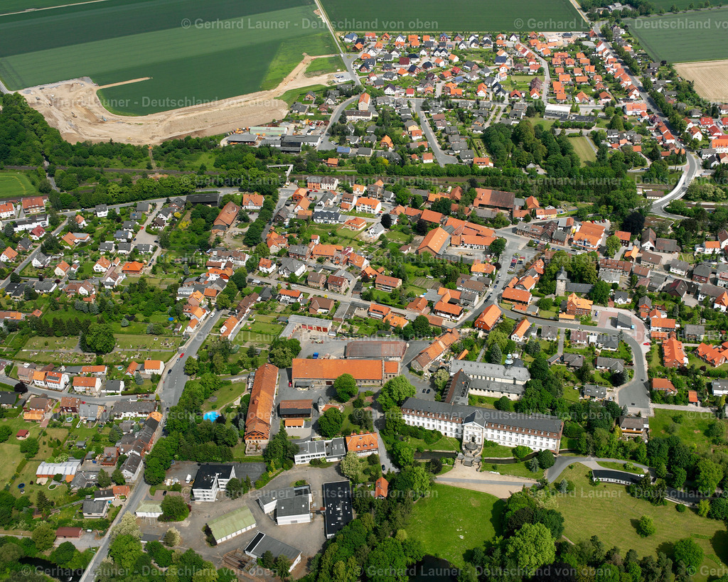 2638067 | RINGELHEIM 09.06.2006 Von Wald und Forstgebieten umgebener Ortskern der Straßen und Häuser und Wohngebiete in Ringelheim im Bundesland Niedersachsen, Deutschland // Surrounded by forest and forest areas center of the streets and houses and residential areas in Ringelheim in the state Lower Saxony, Germany Foto: Gerhard Launer