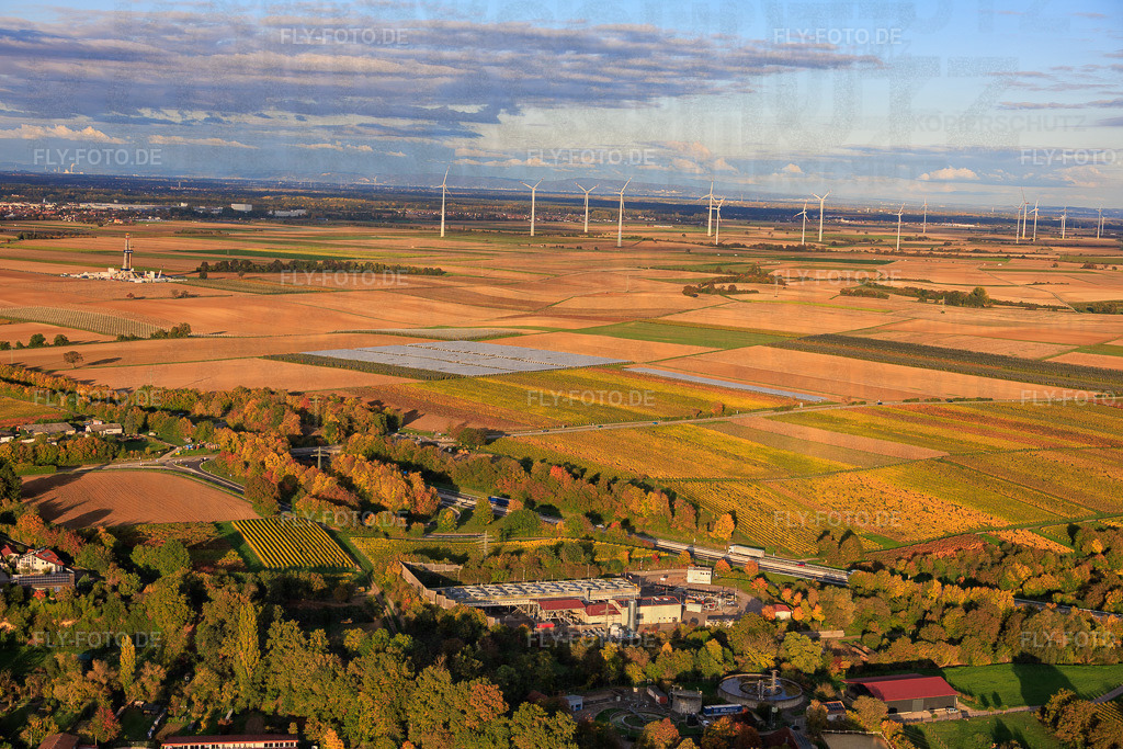 Geothermiekraftwerk Insheim zur Lithiumgewinnung durch die Vulcan Energy GmbH im Hintergrund Rig V20 der Vercana GmbH und der Windpark Offenbach https://v-er.eu/de/ https://v-er.eu/de/bohrungen/ | Luftbild: Geothermiekraftwerk Insheim zur Lithiumgewinnung durch die Vulcan Energy GmbH im Hintergrund Rig V20 der Vercana GmbH und der Windpark Offenbach https://v-er.eu/de/ https://v-er.eu/de/bohrungen/ in Insheim im Bundesland Rheinland-Pfalz in Deutschland. Foto: IMG_150263.jpg vom 15.10.2025 durch Werner Riehm/FLY-FOTO.de - Realisiert mit Pictrs.com