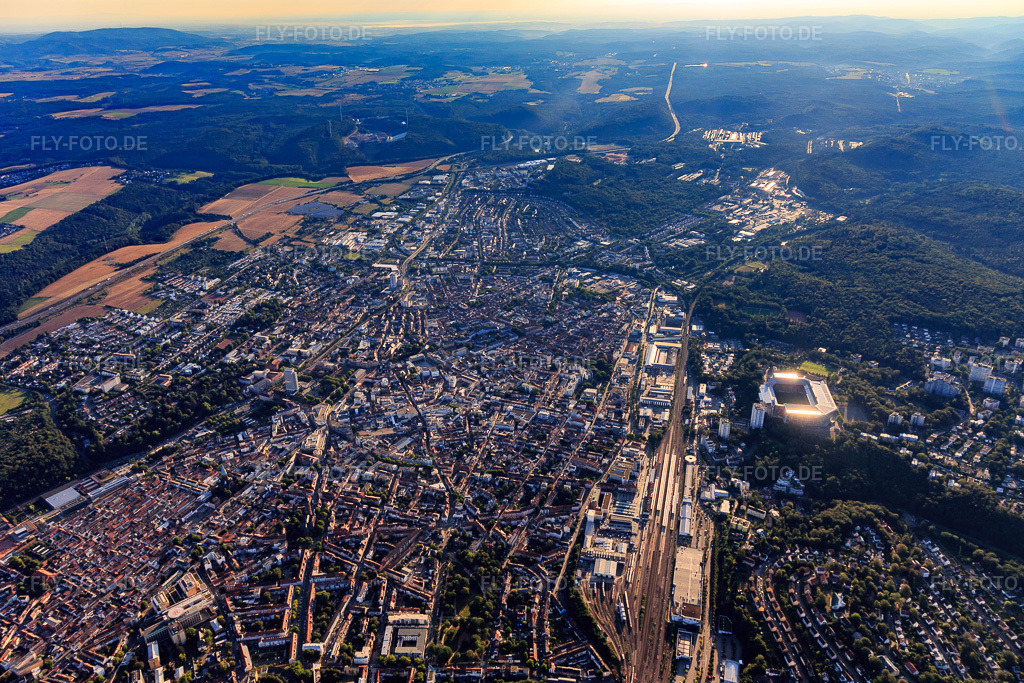 Luftbild: Hbf aus Westen in Kaiserslautern im Bundesland Rheinland-Pfalz in Deutschland. Foto: IMG_109767.jpg vom 06.08.2018 durch Werner Riehm/FLY-FOTO.de