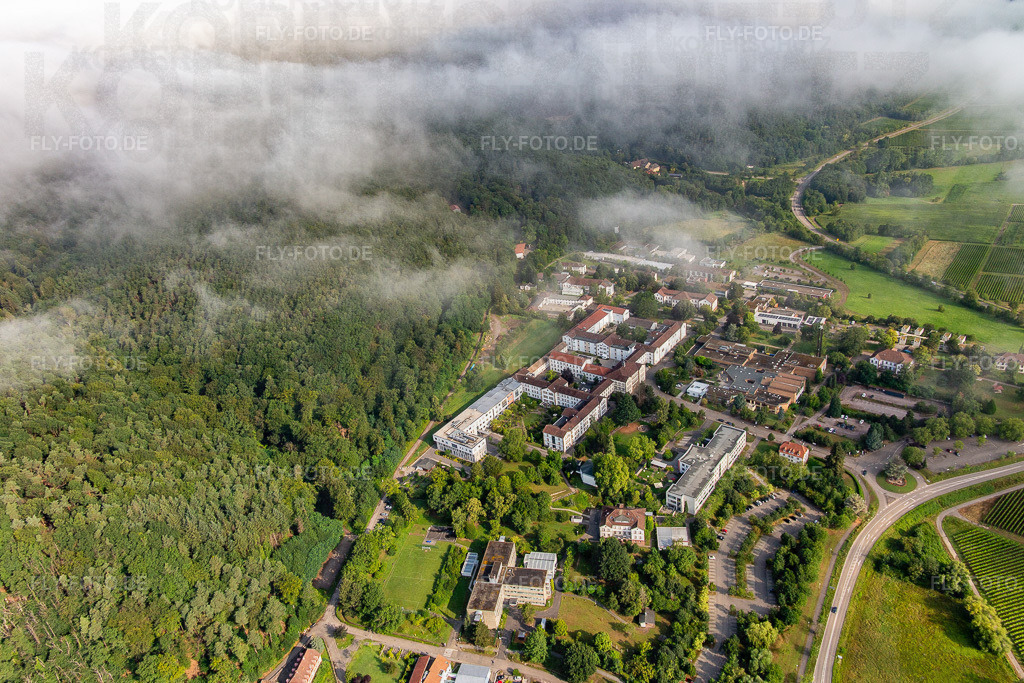 Dichte Wolken über dem Pfalzklinikum für Psychiatrie und Neurologie http://www.pfalzklinikum.de/ | Luftbild: Dichte Wolken über dem Pfalzklinikum für Psychiatrie und Neurologie http://www.pfalzklinikum.de/ in Klingenmünster im Bundesland Rheinland-Pfalz in Deutschland. Foto: IMG_142940.jpg vom 03.08.2024 durch ©2025 Werner Riehm fly-foto.de/copyright - Realisiert mit Pictrs.com