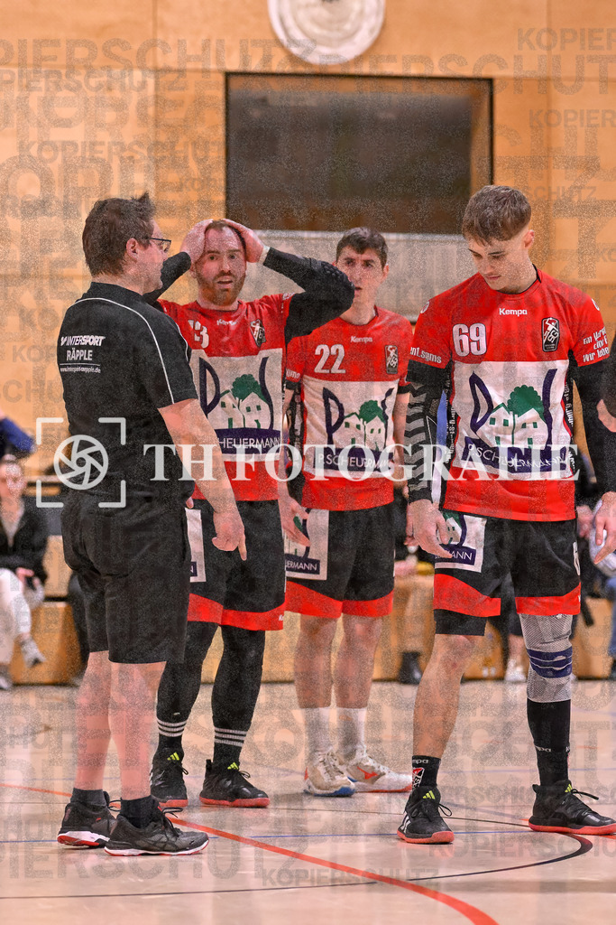 GER, SG Maulburg/Steinen - SG Koendringen/Teningen 2, Handball, Landesliga, 21. Spieltag, Saison 2023/2024, 23.03.2024 | Andre Leuchtmann (SG Maulburg/Steinen, #13), Niklas Ahrens (SG Maulburg/Steinen, #22), Ole Anton Holzkamp (SG Maulburg/Steinen, #69)

GER, SG Maulburg/Steinen - SG Koendringen/Teningen 2, Handball, Landesliga, 21. Spieltag, Saison 2023/2024, 23.03.2024

Foto: TH Fotografie/Thomas Hess