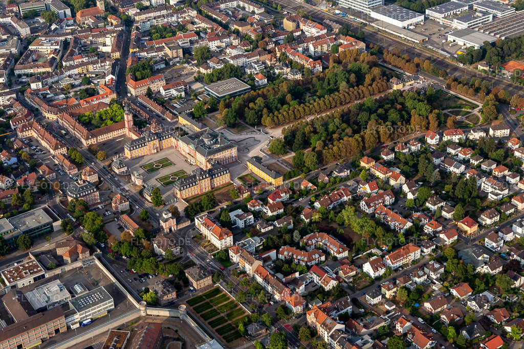Luftbild: Schlossgarten und Schloss Bruchsal in Bruchsal im Bundesland Baden-Württemberg in Deutschland. Foto: IMG_134145.jpg vom 26.08.2022 durch Werner Riehm/FLY-FOTO.deSchloss Bruchsal