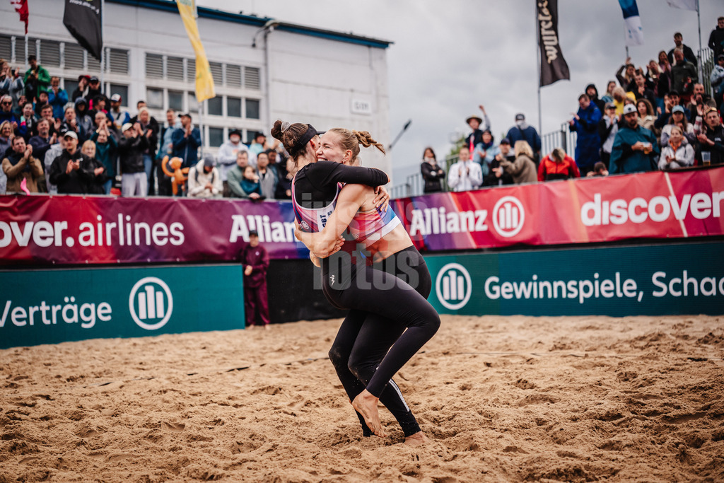 Beachvolleyball | Frauen | Allianz German Beach Tour 2025 | Tourstop Berlin | 23.08.2025 | v.l. Lisa-Sophie Kotzan und Tabea Schwarz jubeln nach dem Sieg