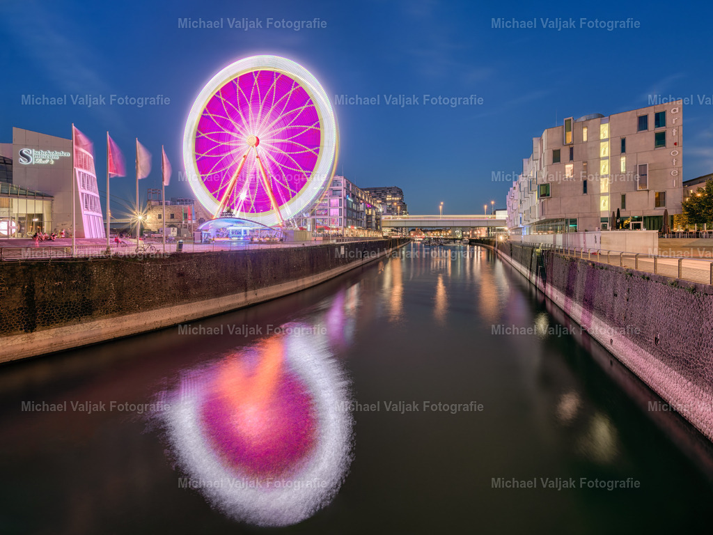 Kölner Riesenrad am späten Abend | Langzeitbelichtung des sich drehenden Riesenrades auf dem Platz vor dem Schokoladenmuseum in Köln. Durch die wechselnden Lichter entsteht durch die Drehung dieser Lichteffekt. - Realisiert mit Pictrs.com