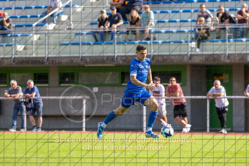 20250824_160946_0155 | #,1.FC Eislingen (blau) vs. MTV Stuttgart (rot), Fussball, Landesliga 2 - wfv, 02. Spieltag, Saison 2025/2026, Rasenplatz, Eichbachstation, Haldenstraße, 73054 Eislingen, 24.08.2025 - 15:00 Uhr,Foto: PhotoPeet-Sportfotografie/Peter Harich