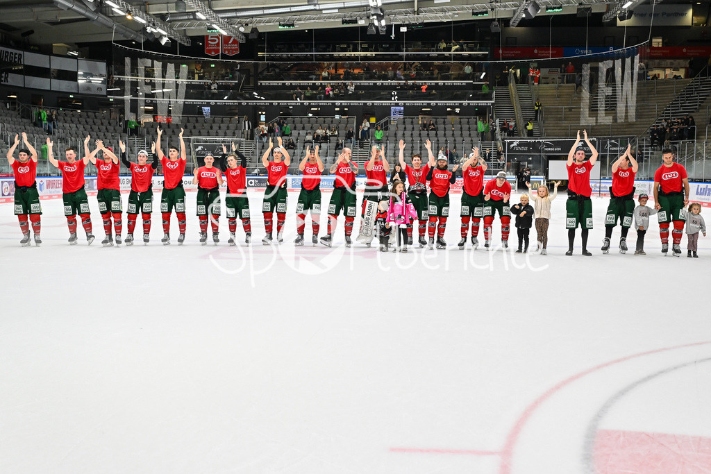 Augsburger Panther - Iserlohn Roosters | Die Augsburger Panther feiern zusammen mit ihren Fans den Heimsieg gegen Iserlohn / Penny DEL: Augsburger Panther - Iserlohn Roosters; Curt Frenzel Stadion am 21.09.2025