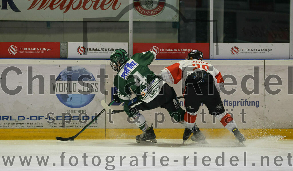2024-01-12_014_TSV_Erding_gegen_EV_Dingolfing | Erding, Deutschland, 12.01.2024:
Eishockey, Bayernliga Vorrunde 2023 / 2024, 24. Spieltag, TSV Erding gegen EV Dingolfing, Endergebnis: 10:2

Simon Franz (Erding Gladiators, #4), Alexander Janzen (EV Dingolfing, #25)

Foto: Christian Riedel / fotografie-riedel.net