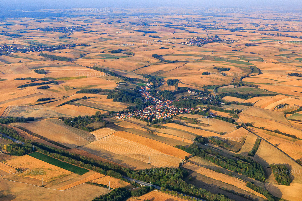 Luftbild: Dorfübersicht aus Nordosten in Neewiller-près-Lauterbourg im Bundesland Bas-Rhin in Frankreich.Foto: IMG_008742.jpg vom 20.09.2020 durch Werner Riehm/FLY-FOTO.deAuflösung des Originals: 5119 x 3412 px