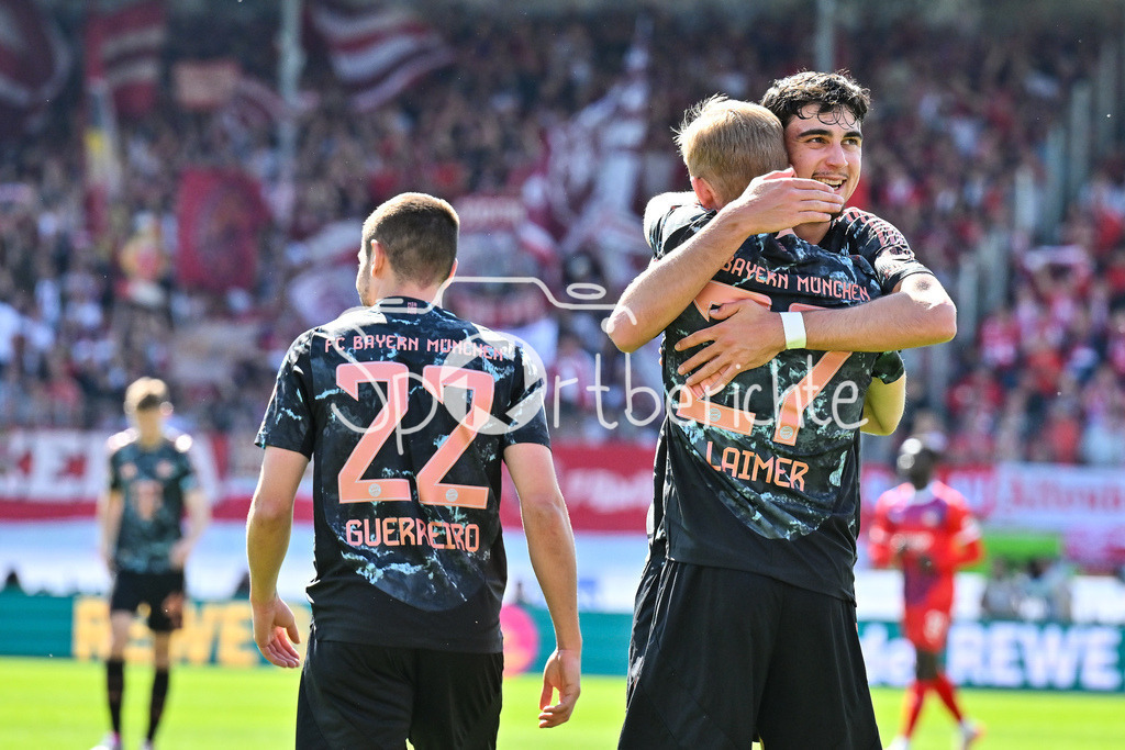 1. FC Heidenheim - FC Bayern München | Jubel der Gaeste nach dem Treffer zum 0-2 duch Konrad LAIMER (FC Bayern Muenchen 27) / Tor / Torschuetze / Freude / Happy / Bundesliga: 1. FC Heidenheim - FC Bayern Muenchen, Voith Arena am 19.04.2025
