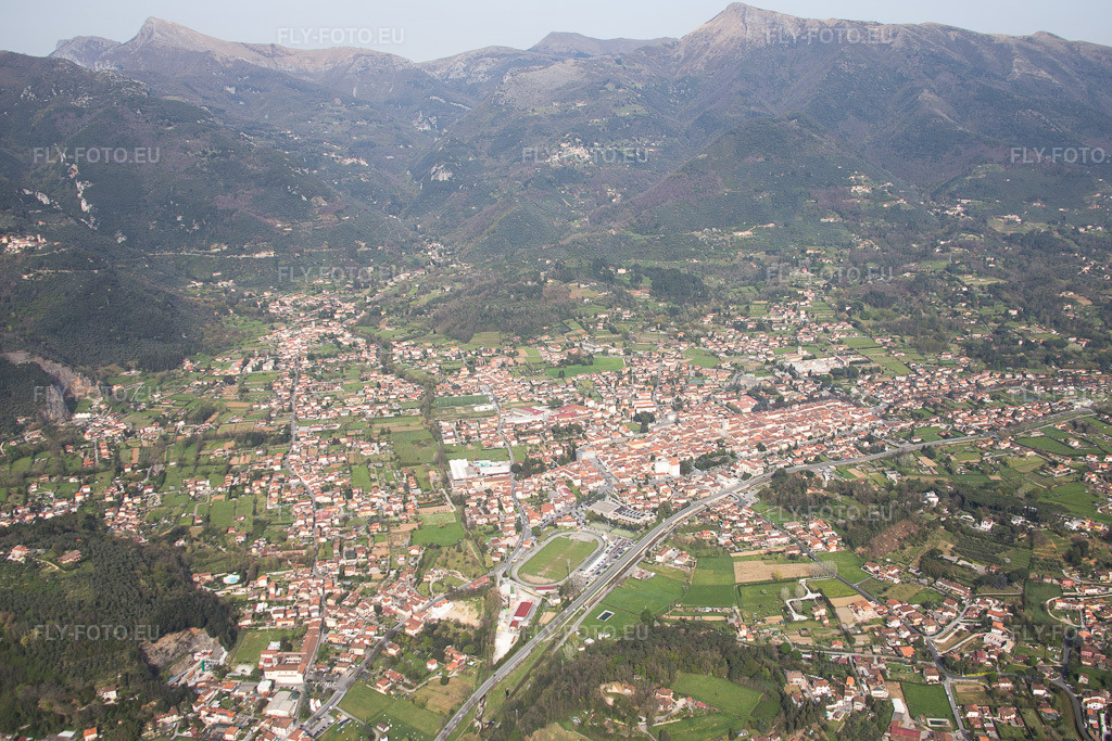 Vue aérienne: Vue de la ville à Camaiore dans le département Toscane, Italie – .Photo: IMG_086949.jpg prise le 03/04/2016 par Werner Riehm/FLY-FOTO.eu – Résolution de l'original: 5252 x 3502 px